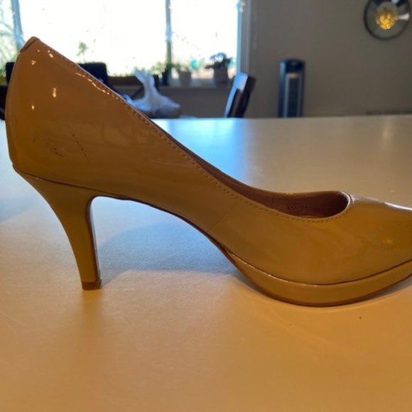 NEW $150 Vince Camuto Nude Patent Leather Pumps 4M - Picture 4 of 8